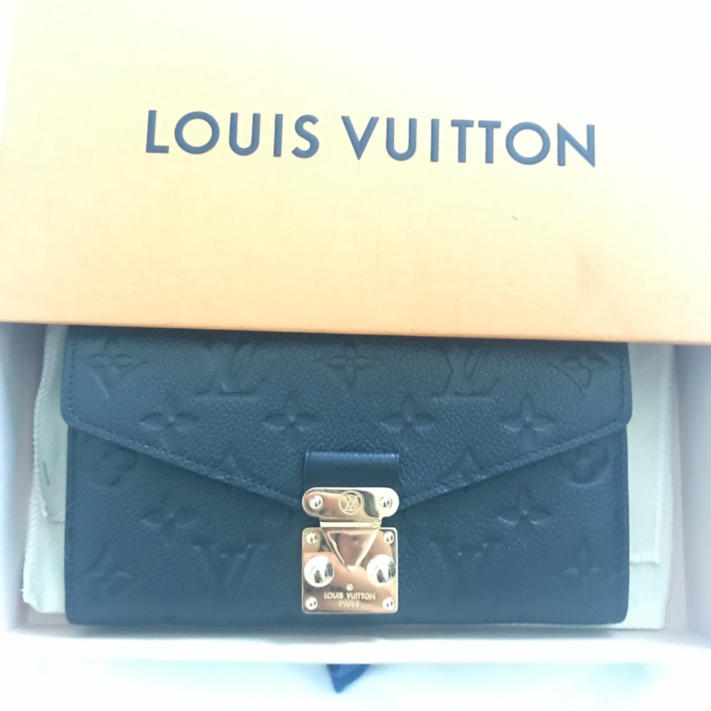 Black Louis Vuitton Metis wallet